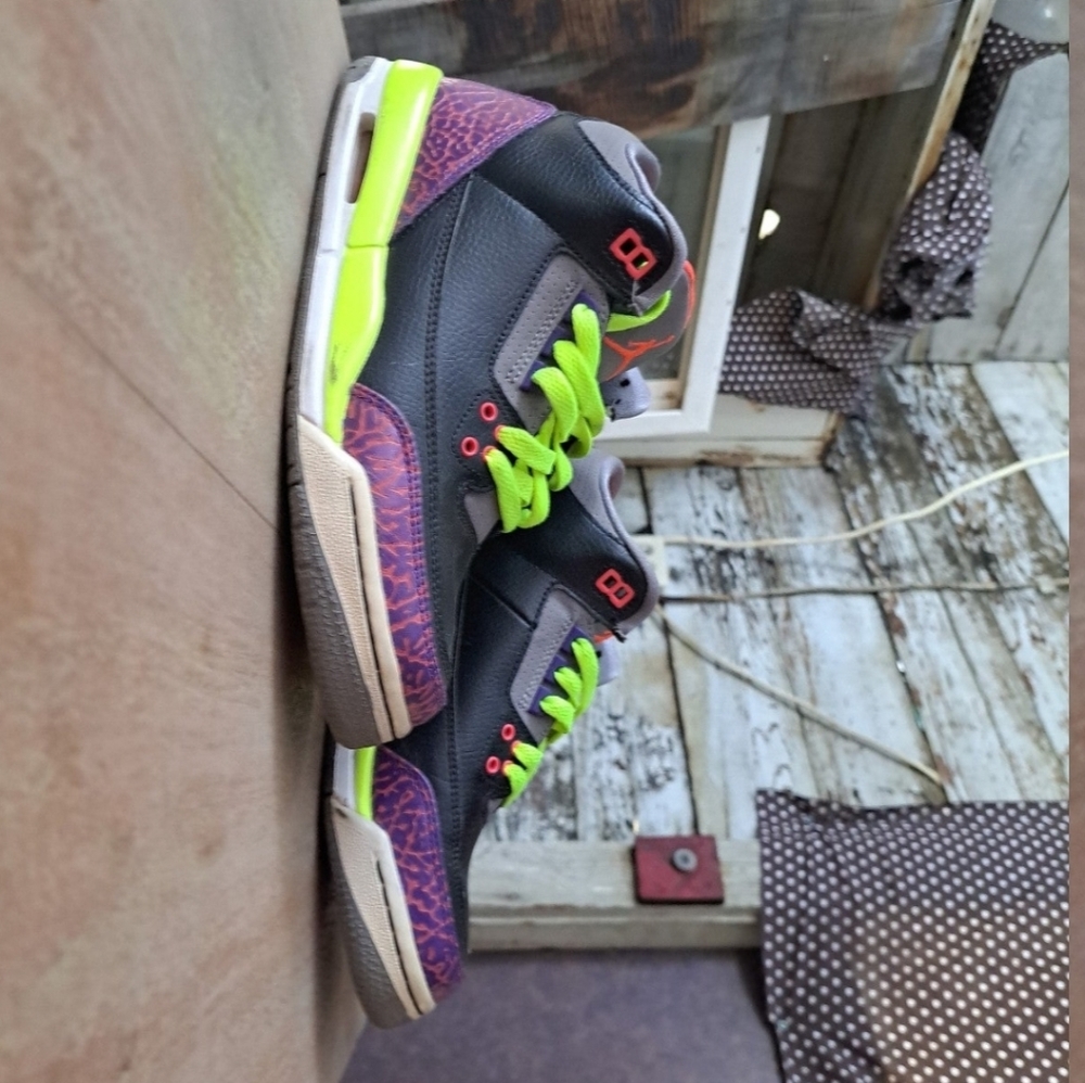 Nike Air Jordan 3 Retro - Black and Atomic Joker Purple - size 6- 441140-039